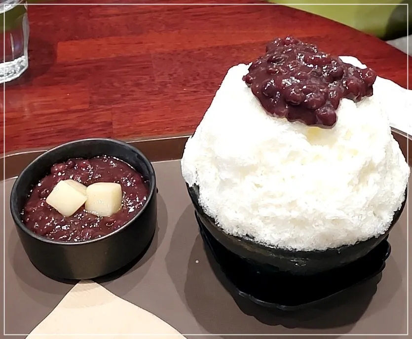 우유빙수와 그릇에 담긴 팥소 찹쌀떡 2개