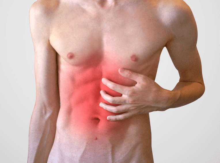 명치 통증을 호소하고 있다