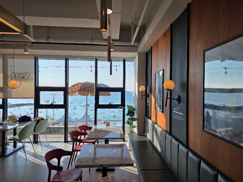 창문 너머 바다가 보인다.