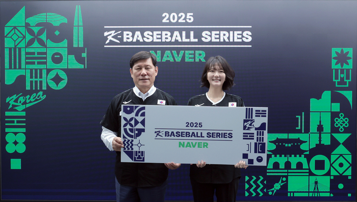 네이버는 한국야구위원회(KBO)와 29일 서울 강남구 한국야구회관에서 '2025 네이버 K-베이스볼 시리즈(2025 NAVER K-BASEBALL SERIES)' 파트너 체결식을 진행했다. 최수연 네이버 대표(오른쪽)와 허구연 KBO 총재가 기념사진을 촬영하고 있다.