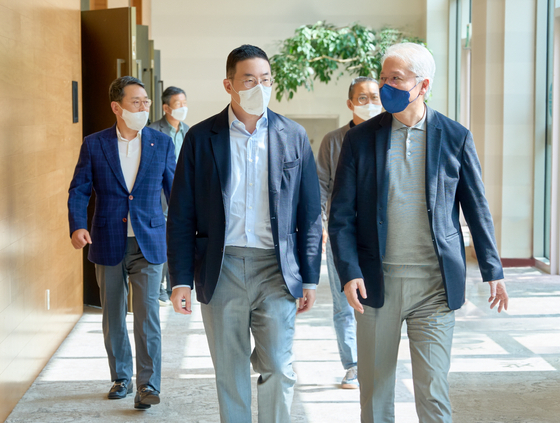 구광모 LG그룹 회장이 LG그룹 최고경영진과 대화를 나누며 이동하고 있다