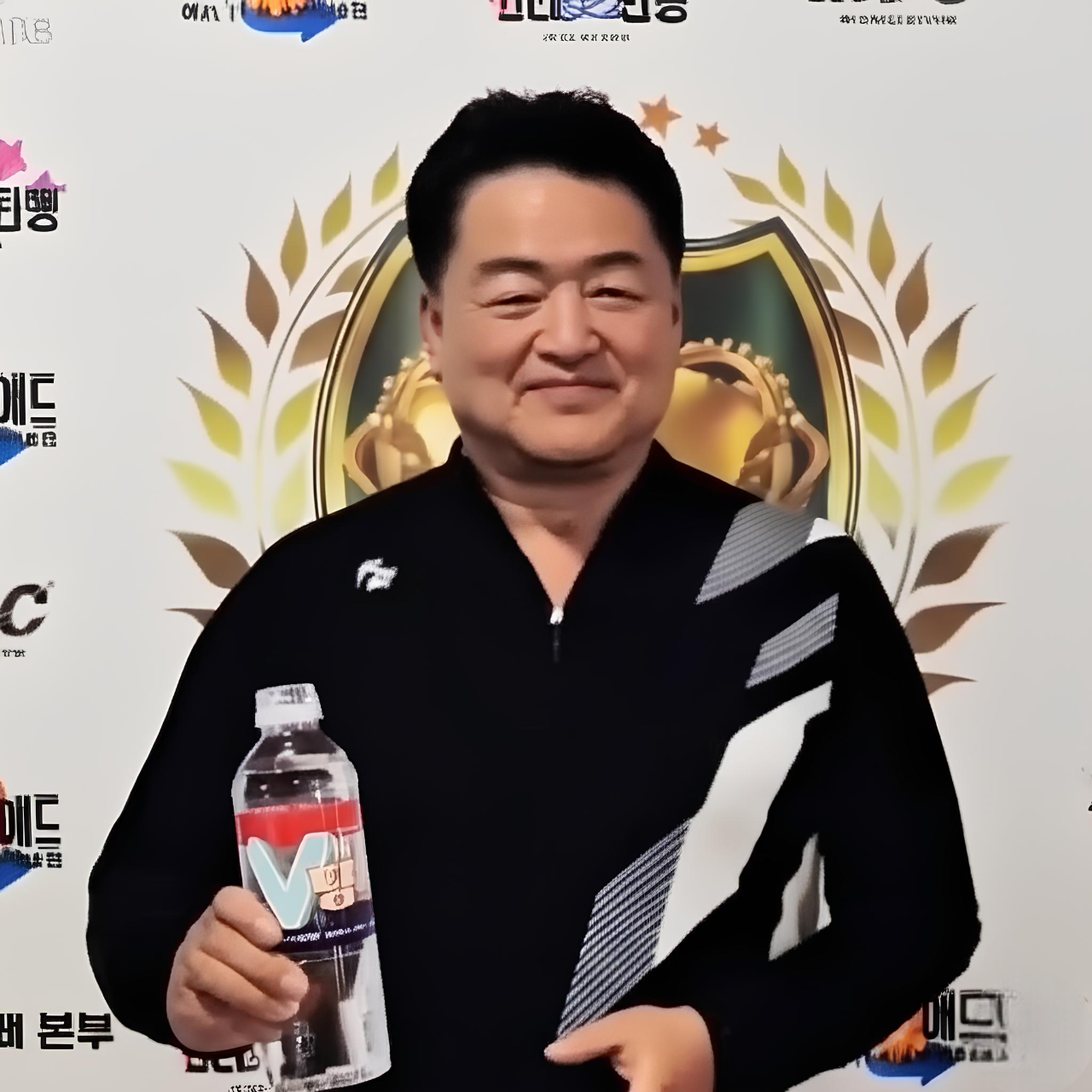 당철수 들고 있는 50대 남성