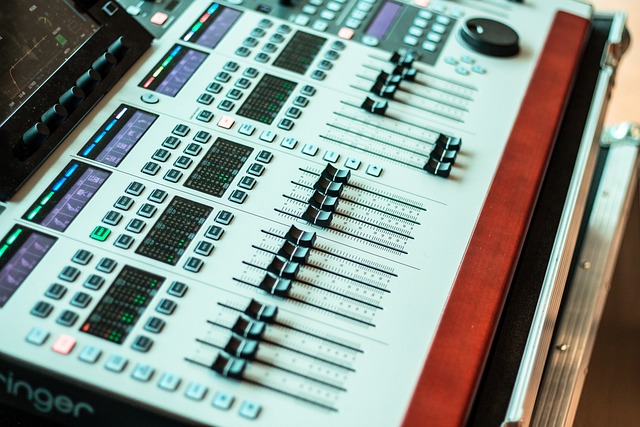 AES50 vs Dante 기반 디지털 스테이지 박스 비교