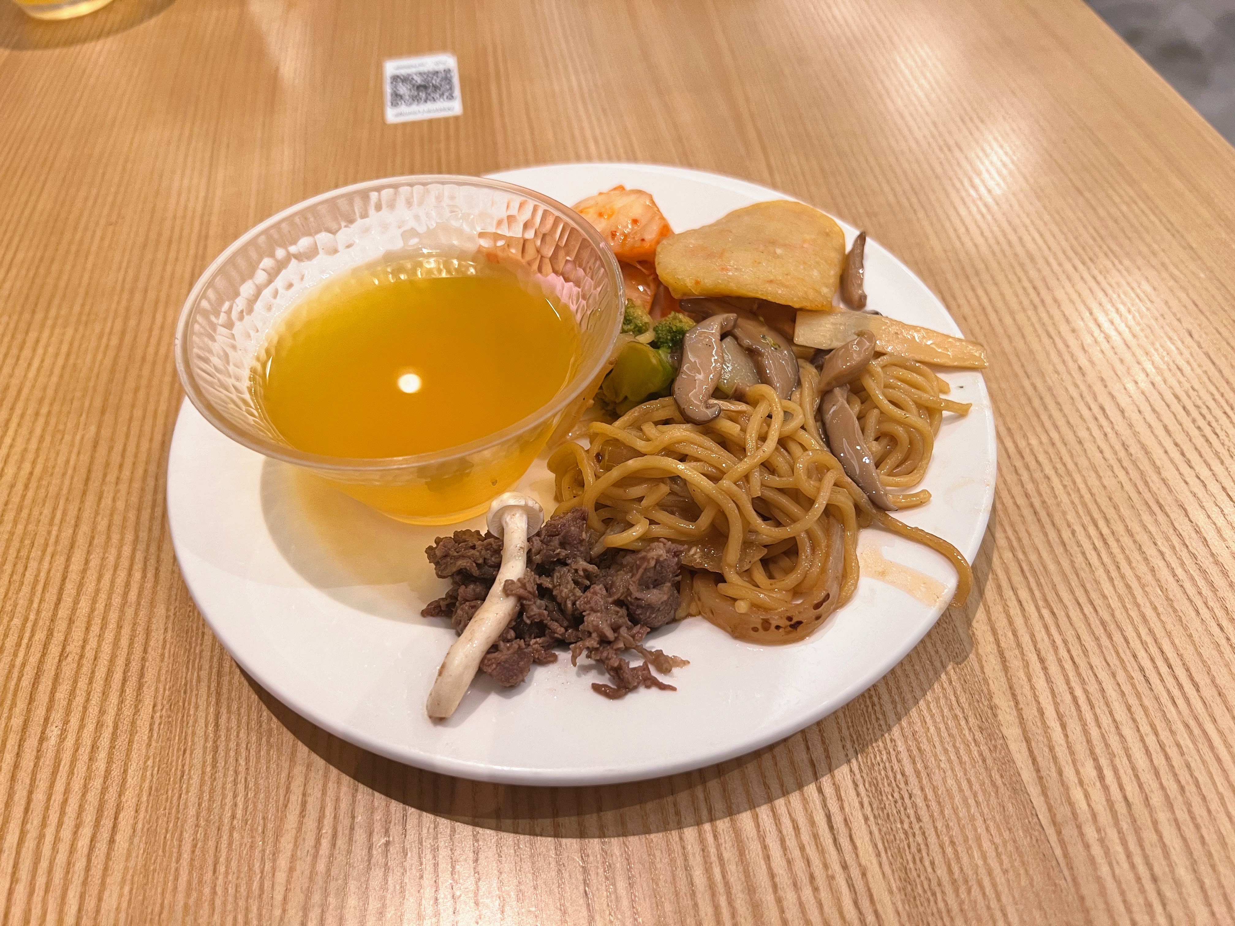 라운지 뷔페. 딱히 맛있진 않았다.