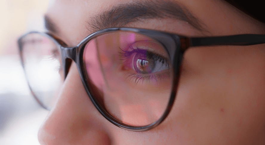 눈이 시린 이유를 확인하고 있는 안경 쓴 여자