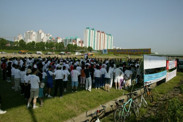 건강달리기 대회에 참가한 많은 사람들