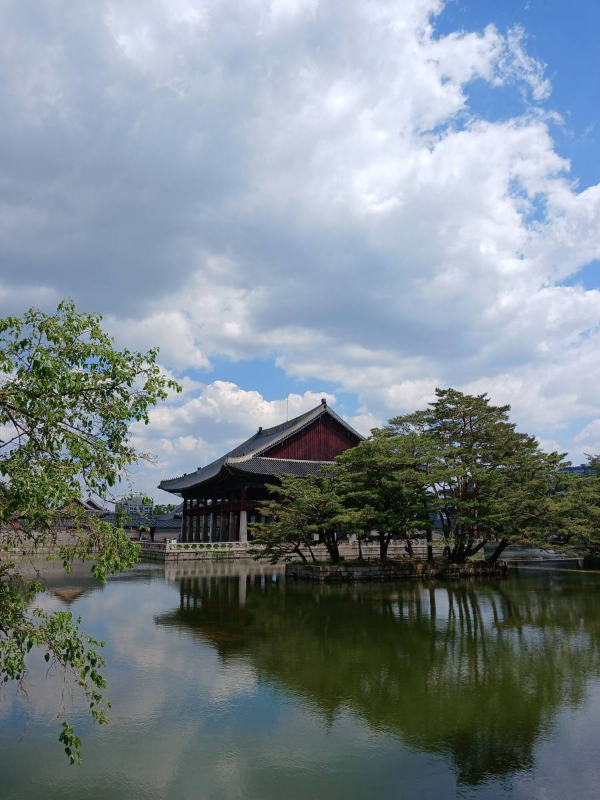 경복궁 경회루가 보이다