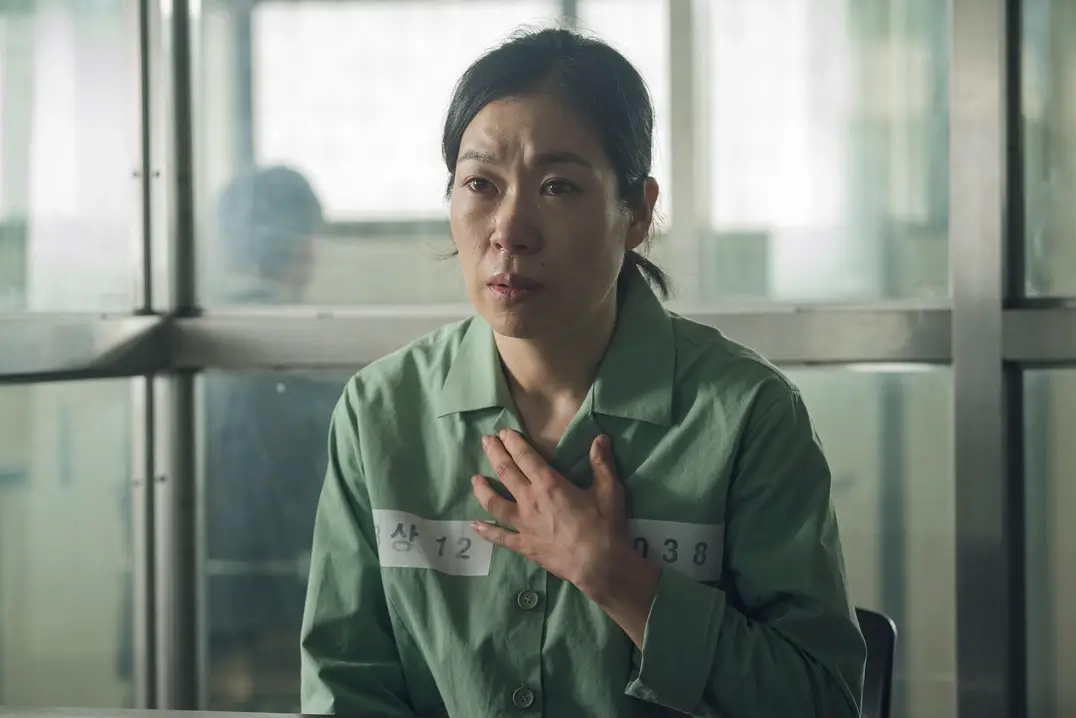 영화 증인 결말 속 진범 오미란이 수감되어 있는 모습