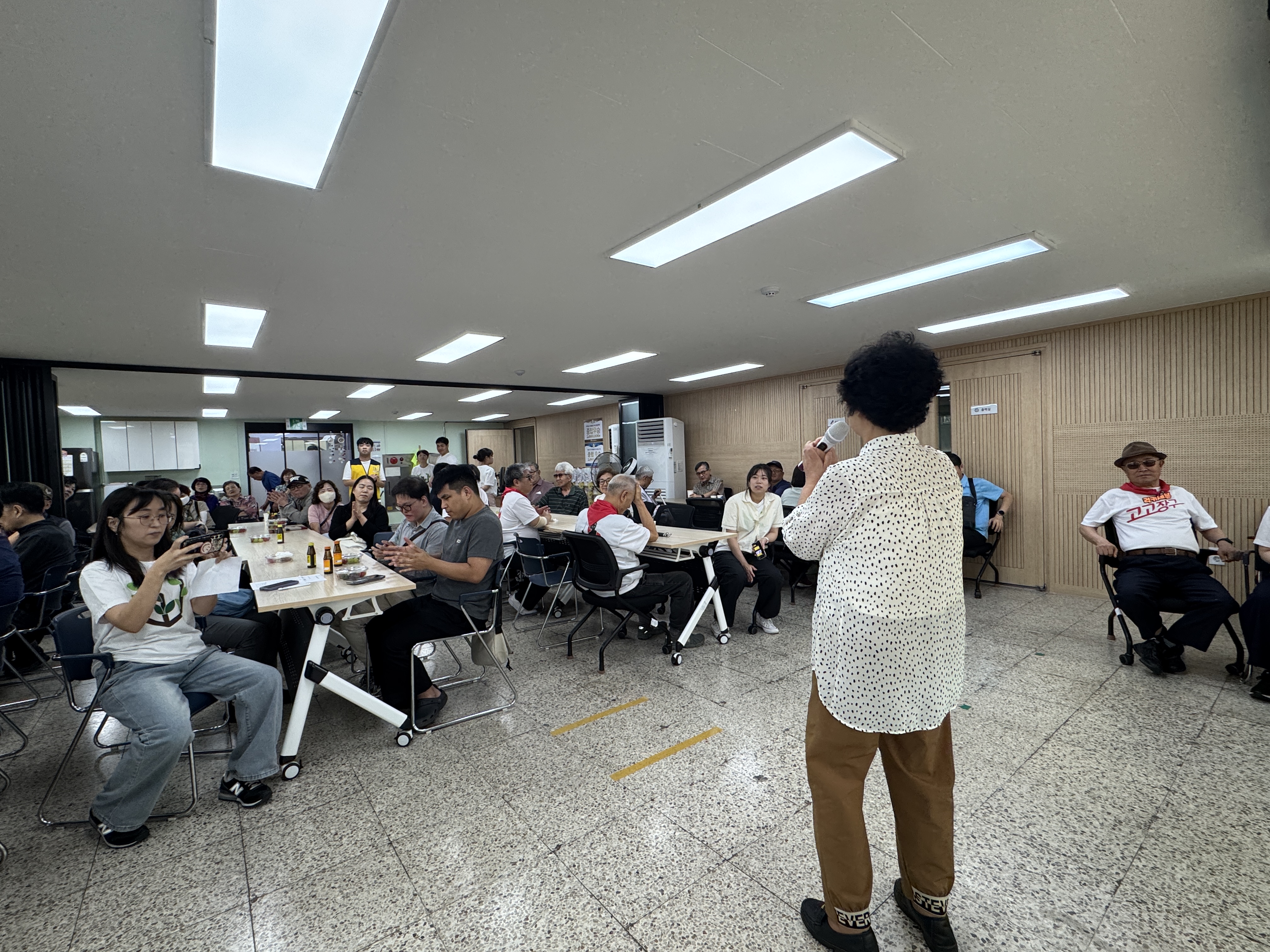 노래방 게임을 진행중인 모습