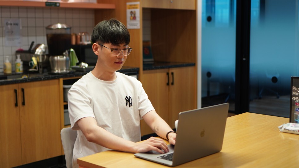 노트북으로 코딩하는 수광님