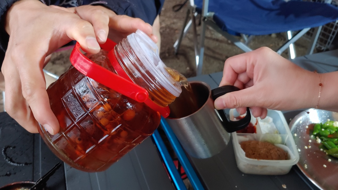 과실주 병에서 술을 따르는 모습