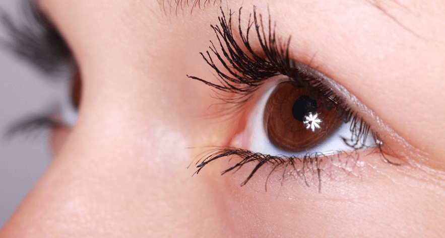 갈색 눈동자의 여성