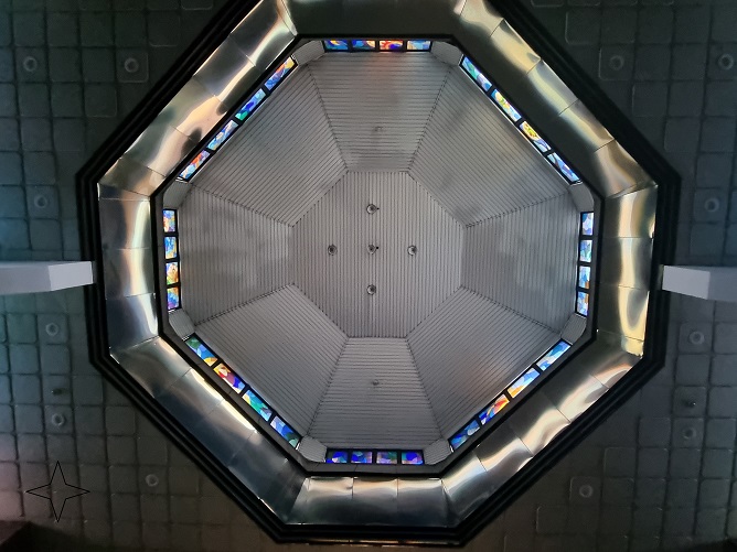 청주 흥덕성당 지붕 천정과 스테인드글라스