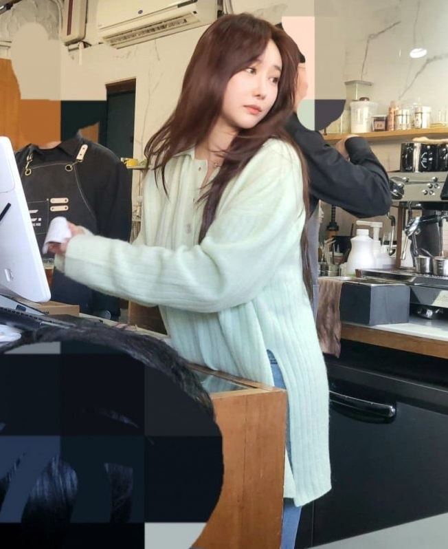 카페에서-일하고있는-민영