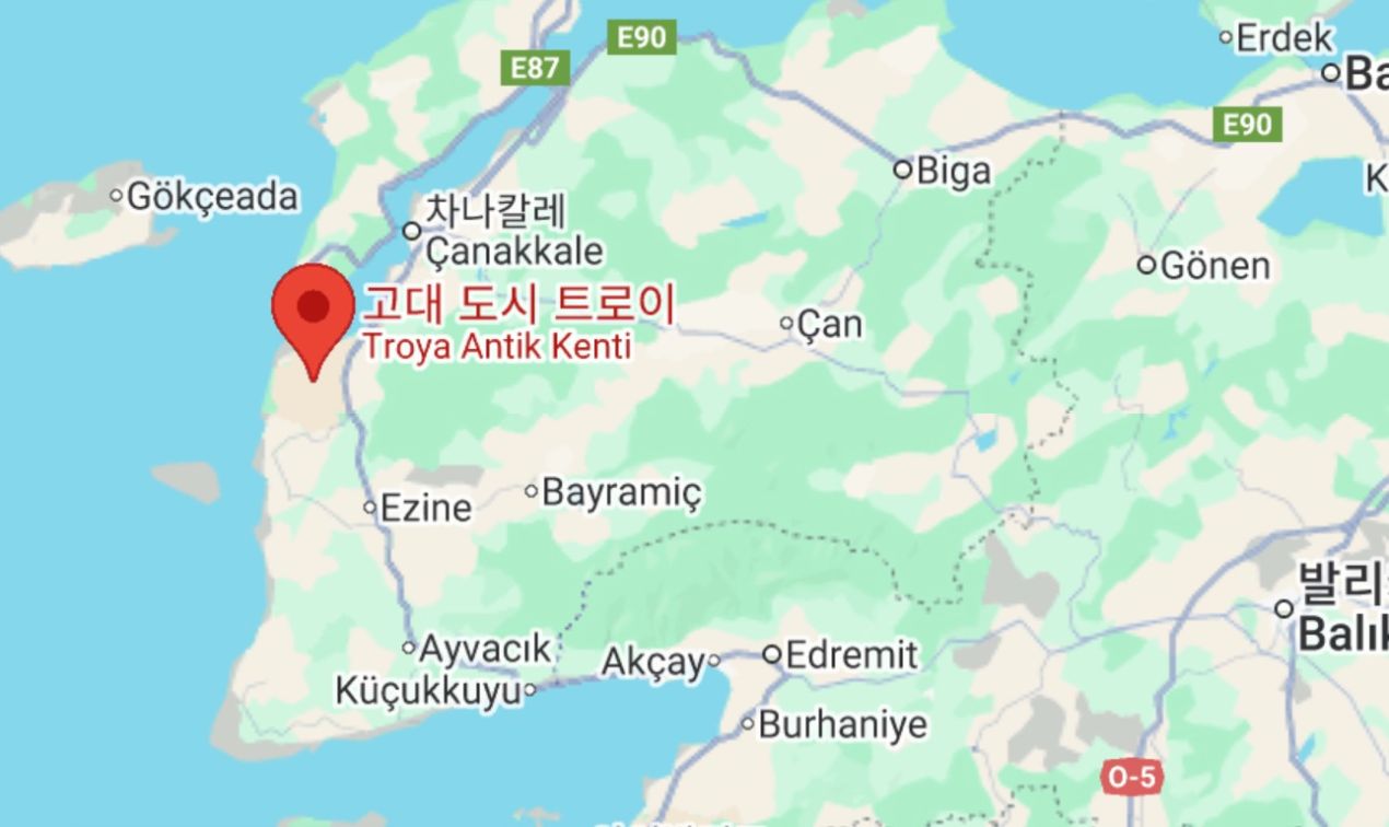 터키 북서부 차나칼레 지역을 중심으로 확대된 지도. 고대 도시 트로이의 정확한 위치가 표시되어 있으며, 주변 도시로는 에지네, 바이라미치, 아이바즉 등이 있다.