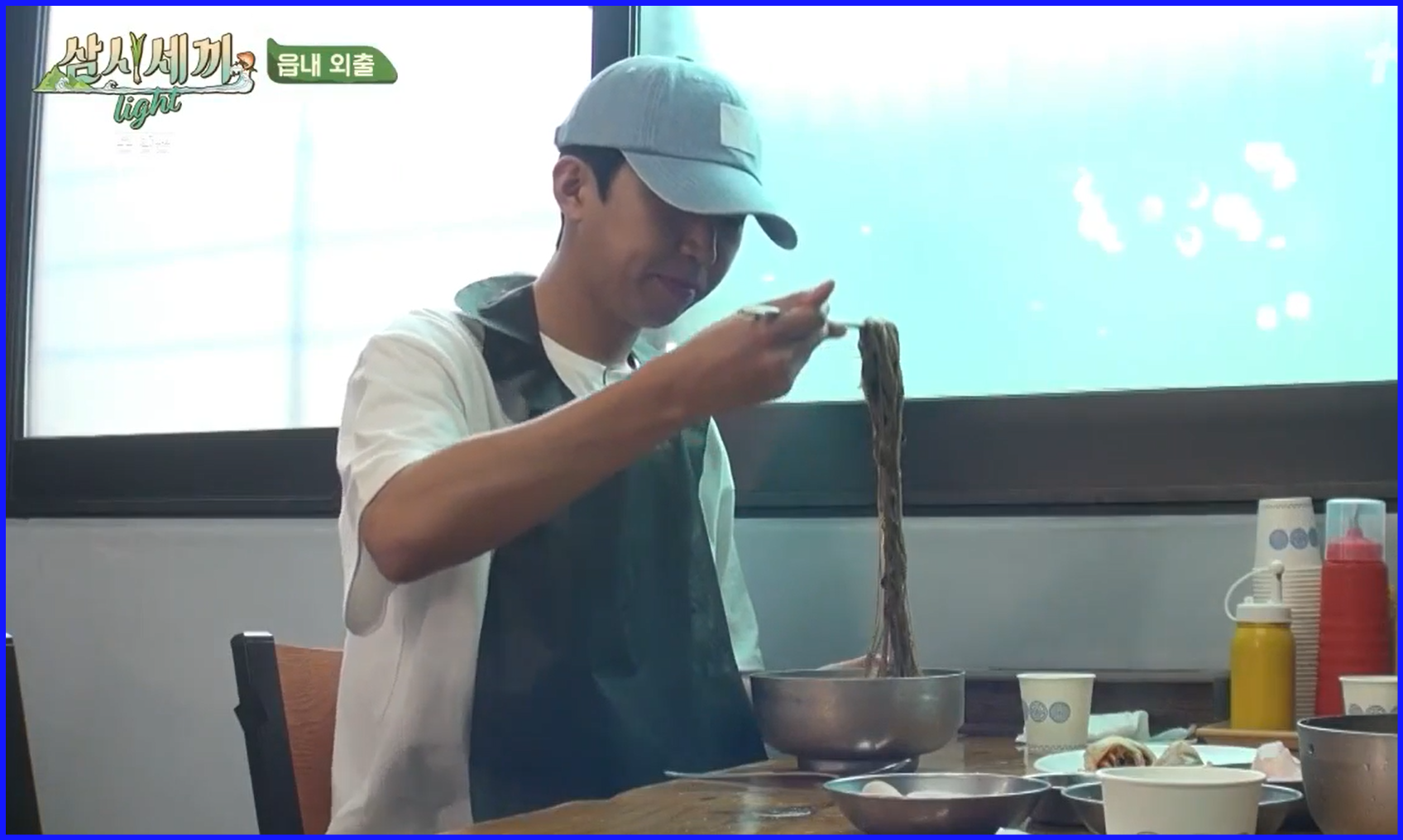 메밀막국수를-맛보는-임영웅