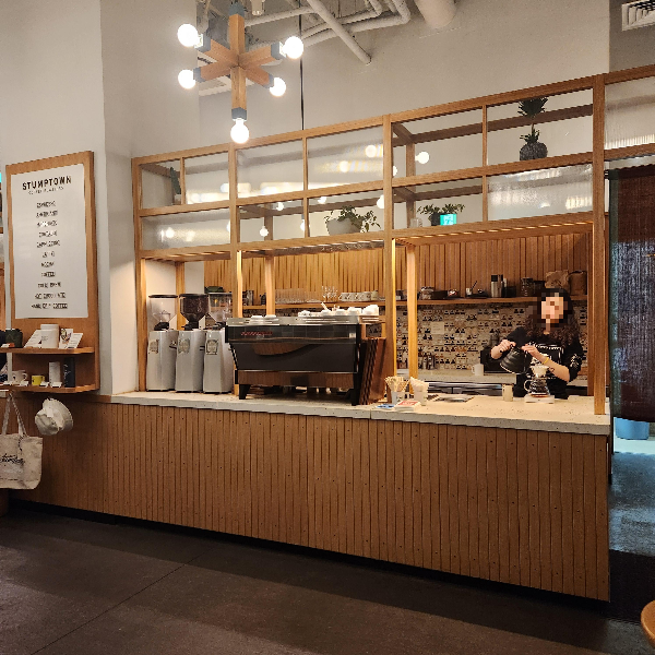 커피 추출 중인 바리스타. 칼리타 웨이브로 커피 추출 중이다.