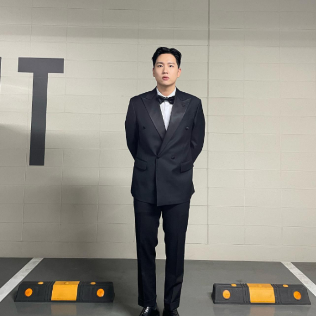 래퍼-한해-검정-수트-입은-모습