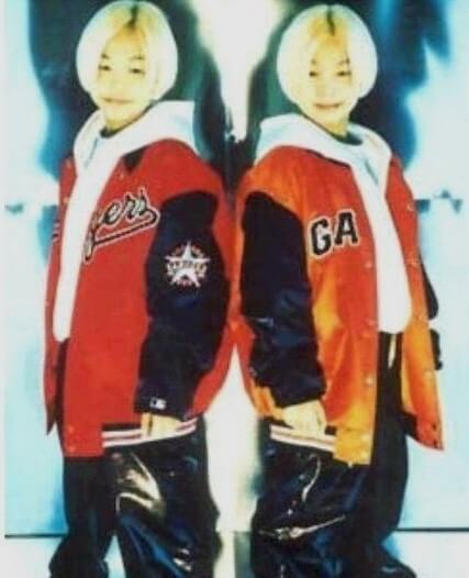 쌍둥이 댄스 가수 량현량하가 정면을 보며 포즈를 취하고 있다.