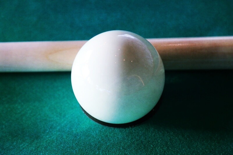큐대와-흰색-당구공