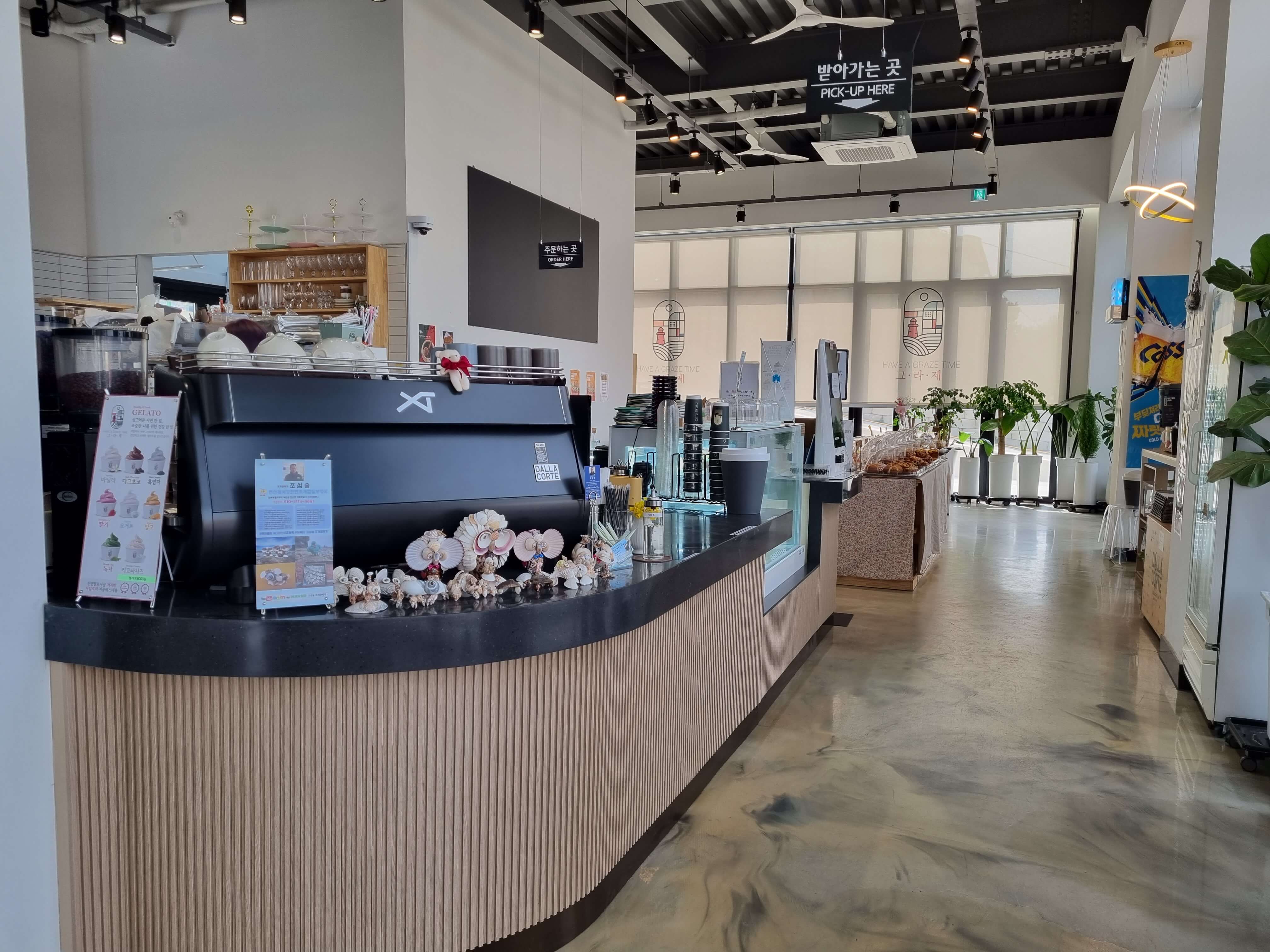 그라제격포카페 내부인테리어