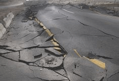 지진-꿈-지진으로-아스팔트가-갈라지는