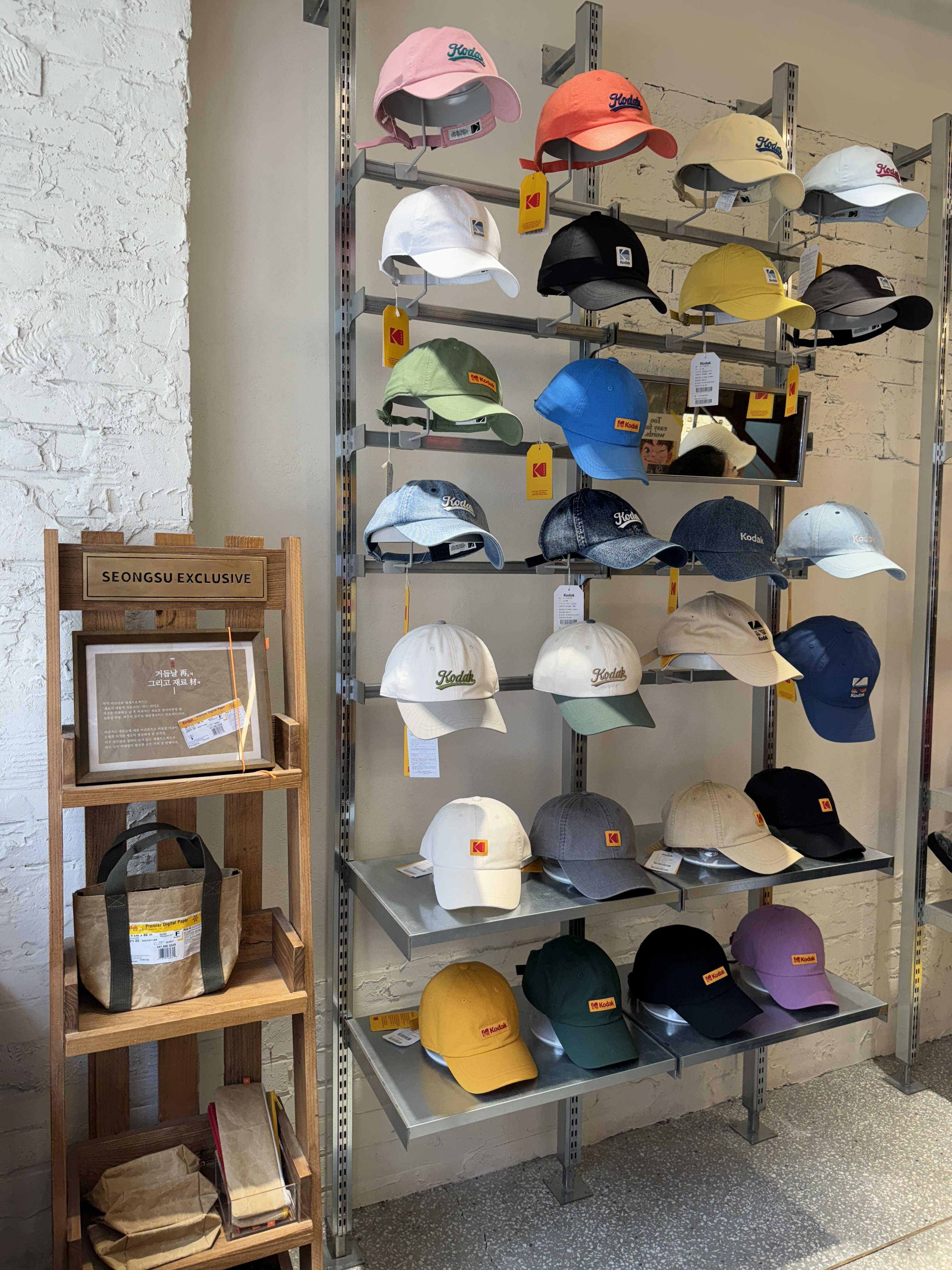 성수-코닥코너샵-1층-볼캡-진열