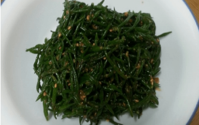 톳 효능을 보기 위해 요리한 톳 무침이 접시에 담겨 있다