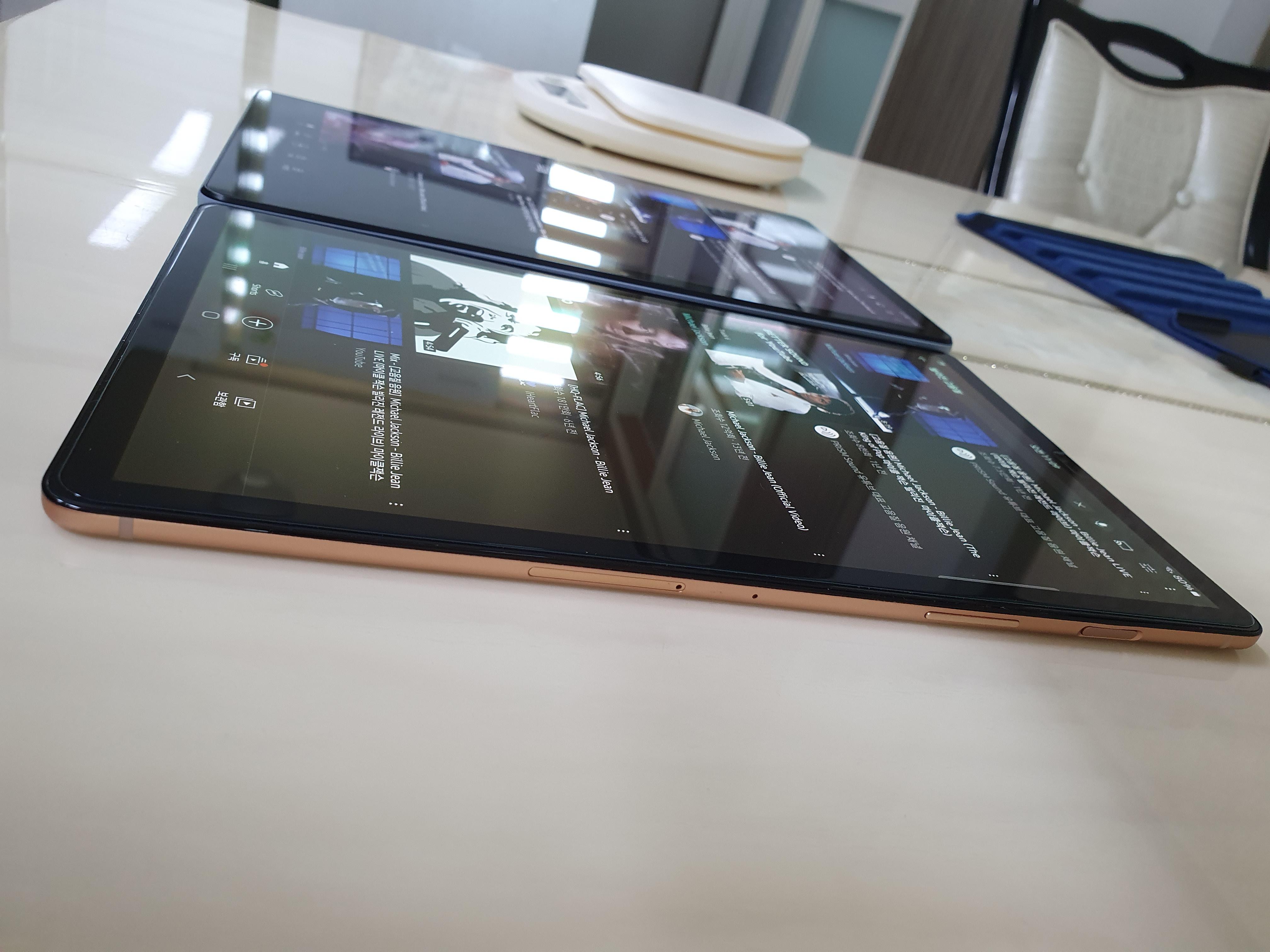 S5e의 경우 강화유리까지 붙였지만, 그래도 P12가 두꺼움!