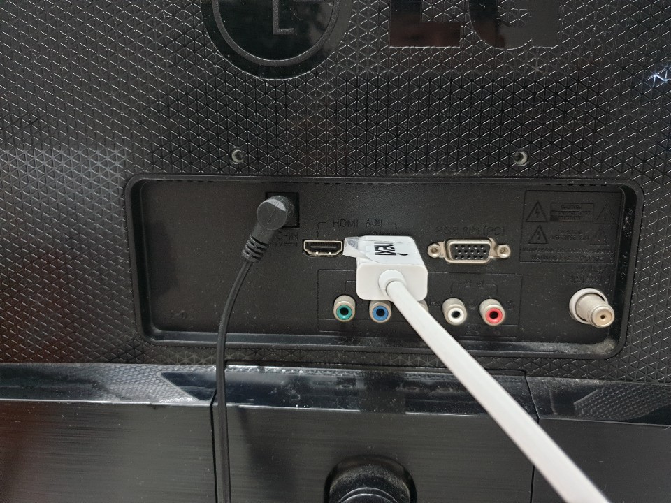 LG 모니터 후면 HDMI 입력단자에 흰색 HDMI 케이블이 연결