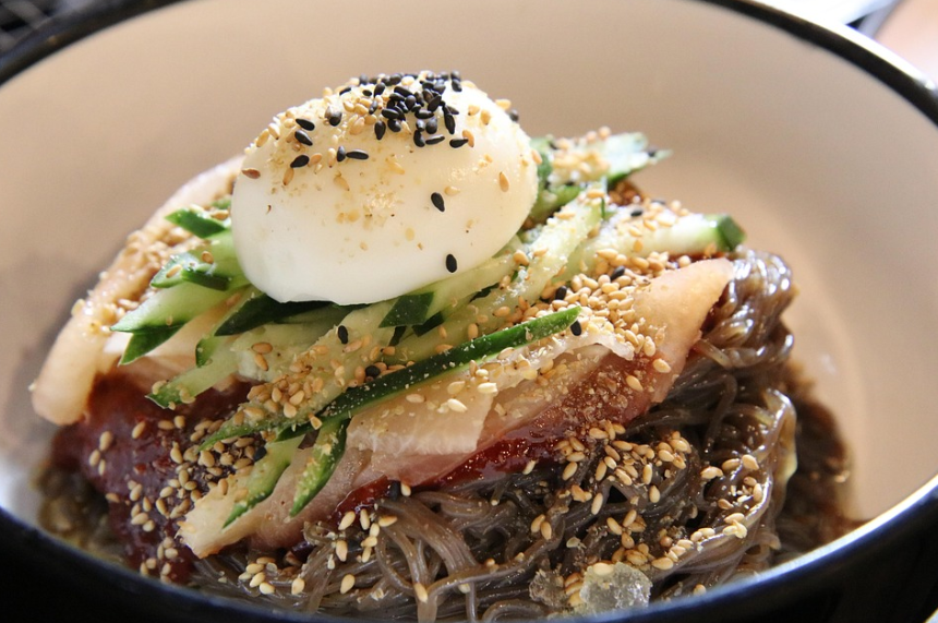 그릇에 담긴 냉면 사진