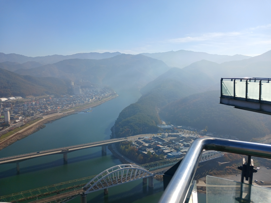 단양 만천하스카이워크에서 남한강과 산세가 넓게 내려다보이는 모습