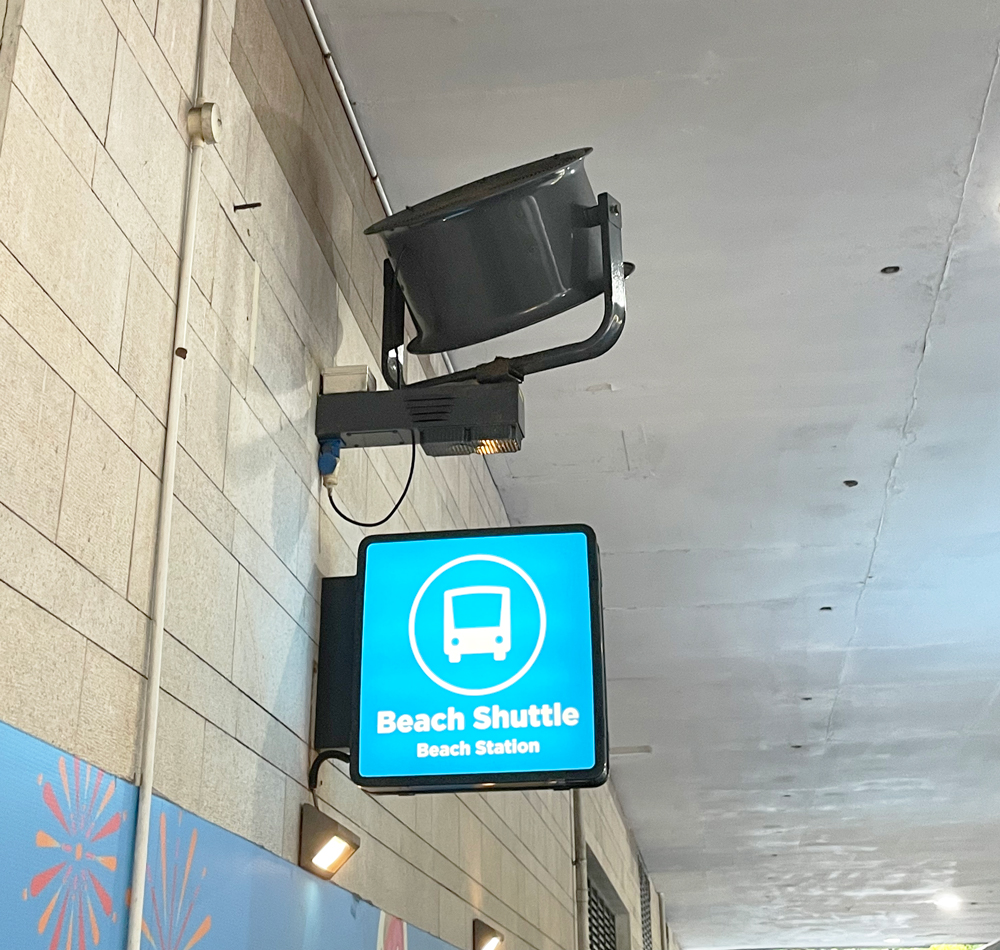 싱가포르 beach shuttle 버스 스테이션 전광판