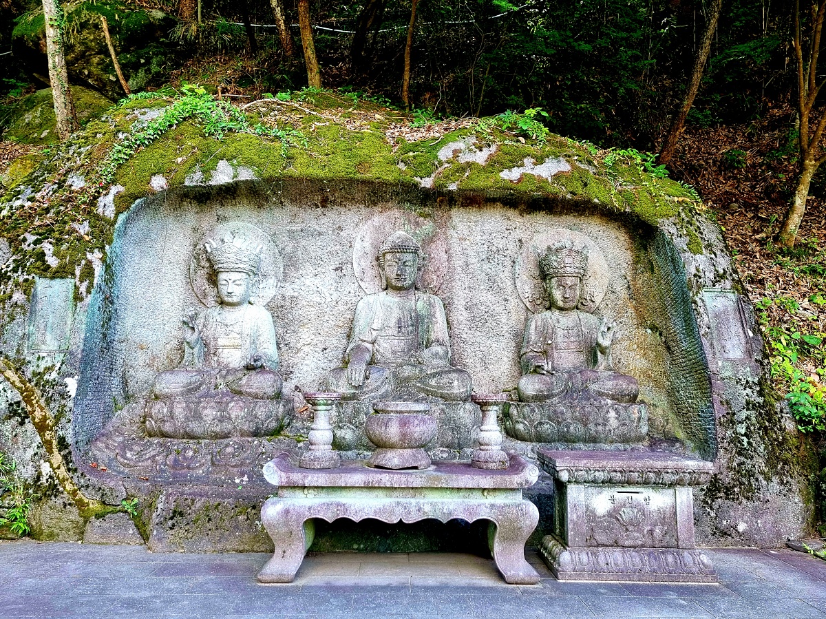 경남 하동 쌍계사: 맑은 계곡이 흐르는 지리산의 절