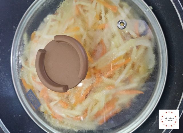 감자채볶음-뚜껑 덮어서 스팀으로 나머지 익히기