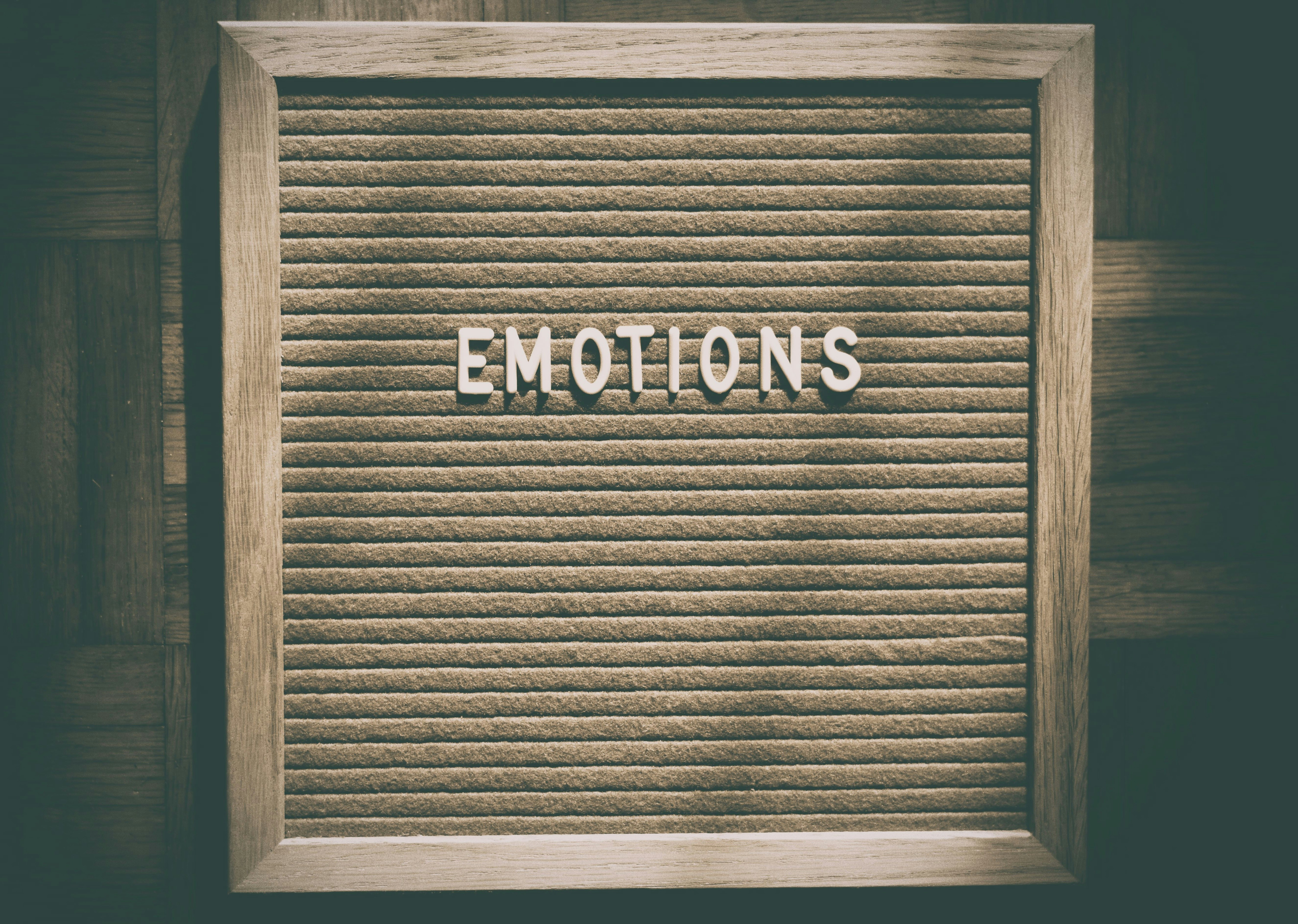 &quot;EMOTIONS&quot; 이라고 쓰여진 문 이미지