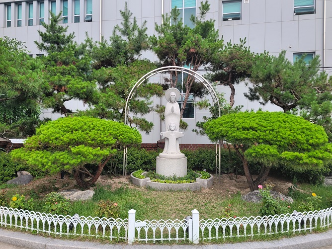 서울대교구 청량리성당 성모자상