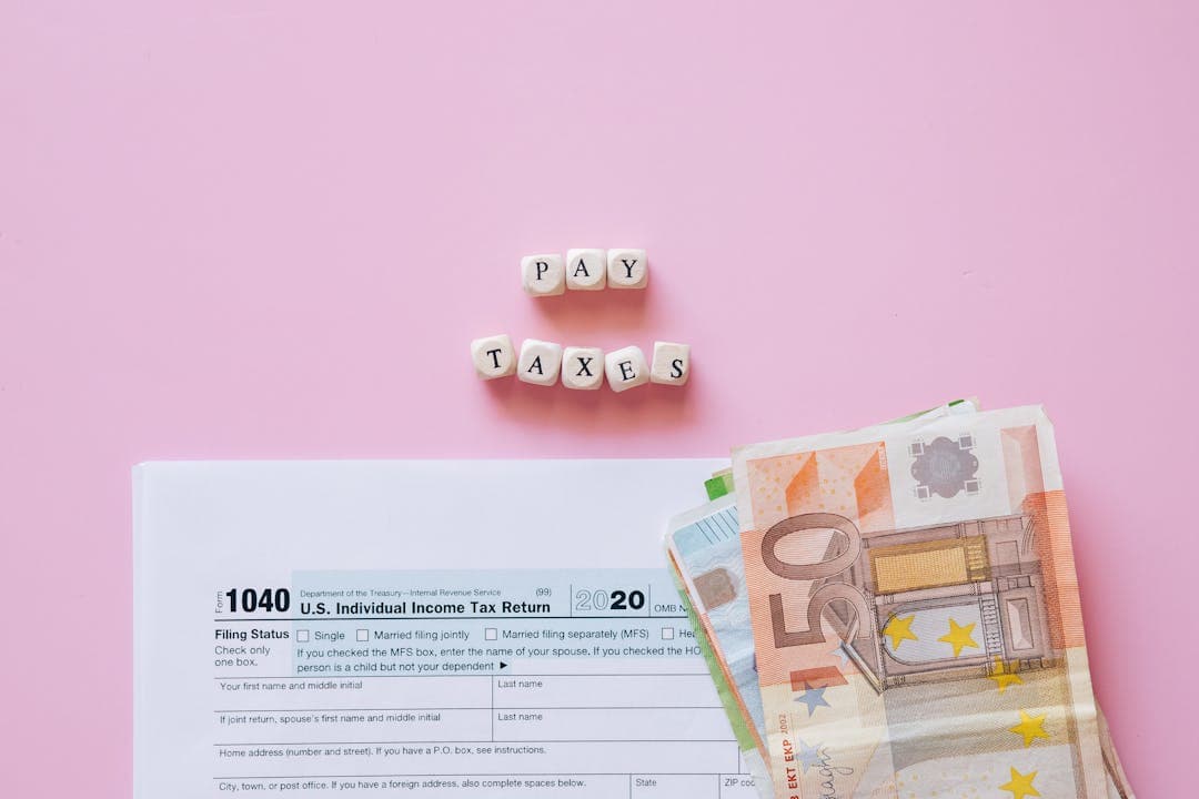 종합소득세 신고를 상징하는 TAX 서류 이미지