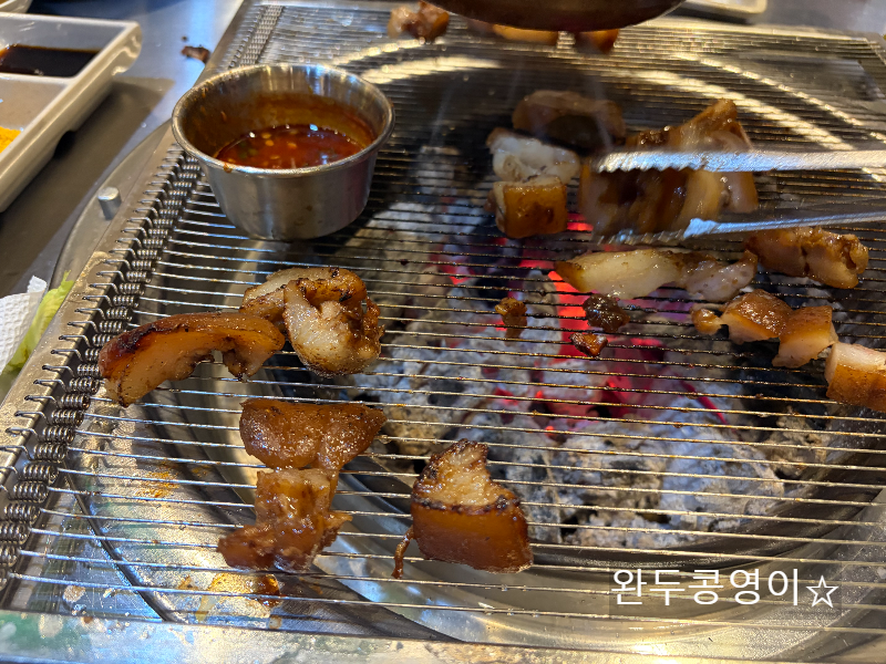 울산 돼지특별시 꼬리살 꼽다구 굽는 모습