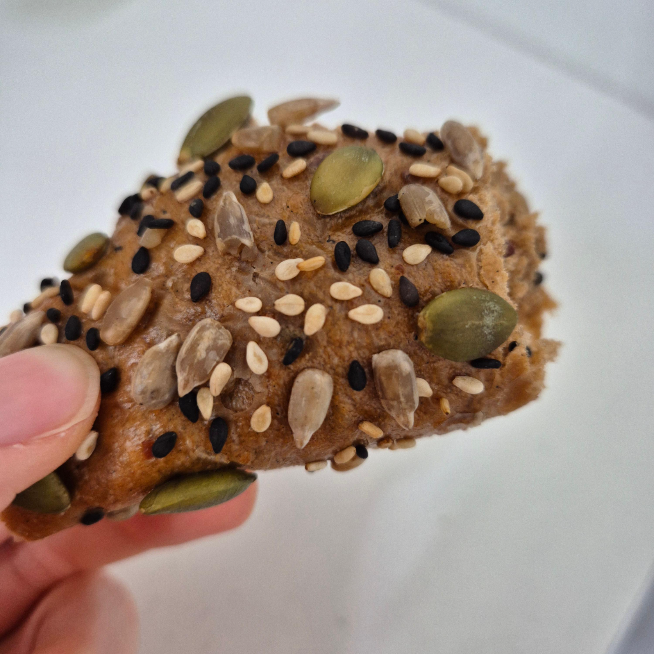 먹다 찍은 호밀빵 사진