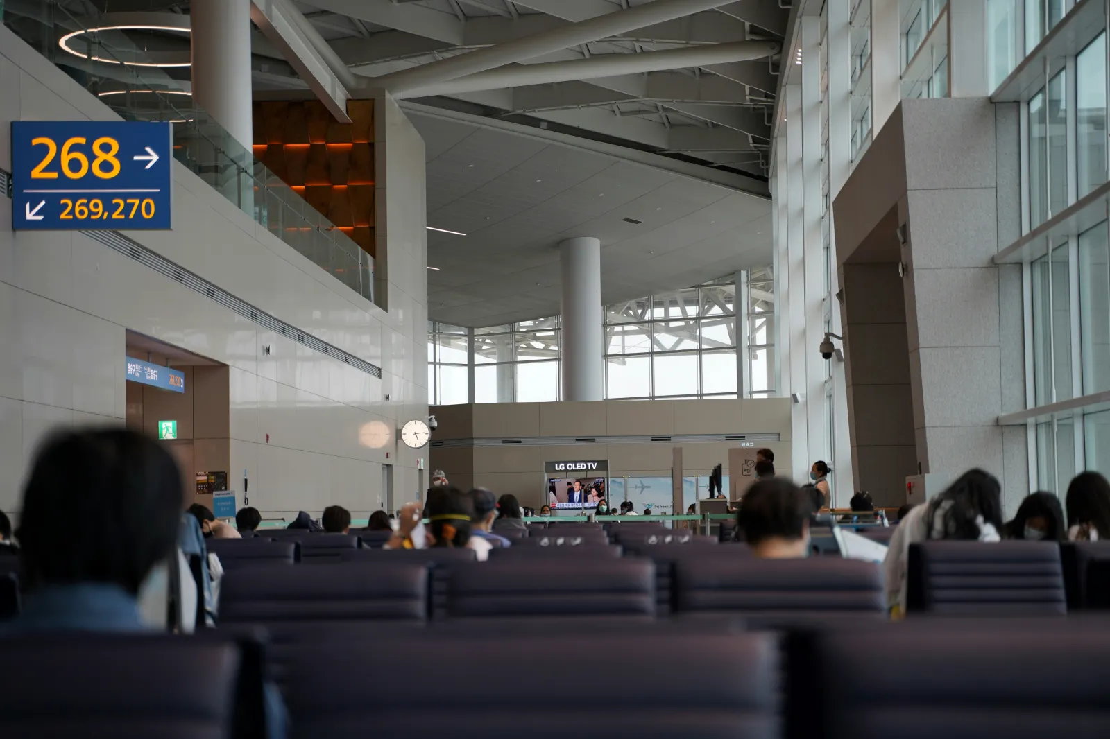 출국장에서 의자에 앉아 기다리는 장면