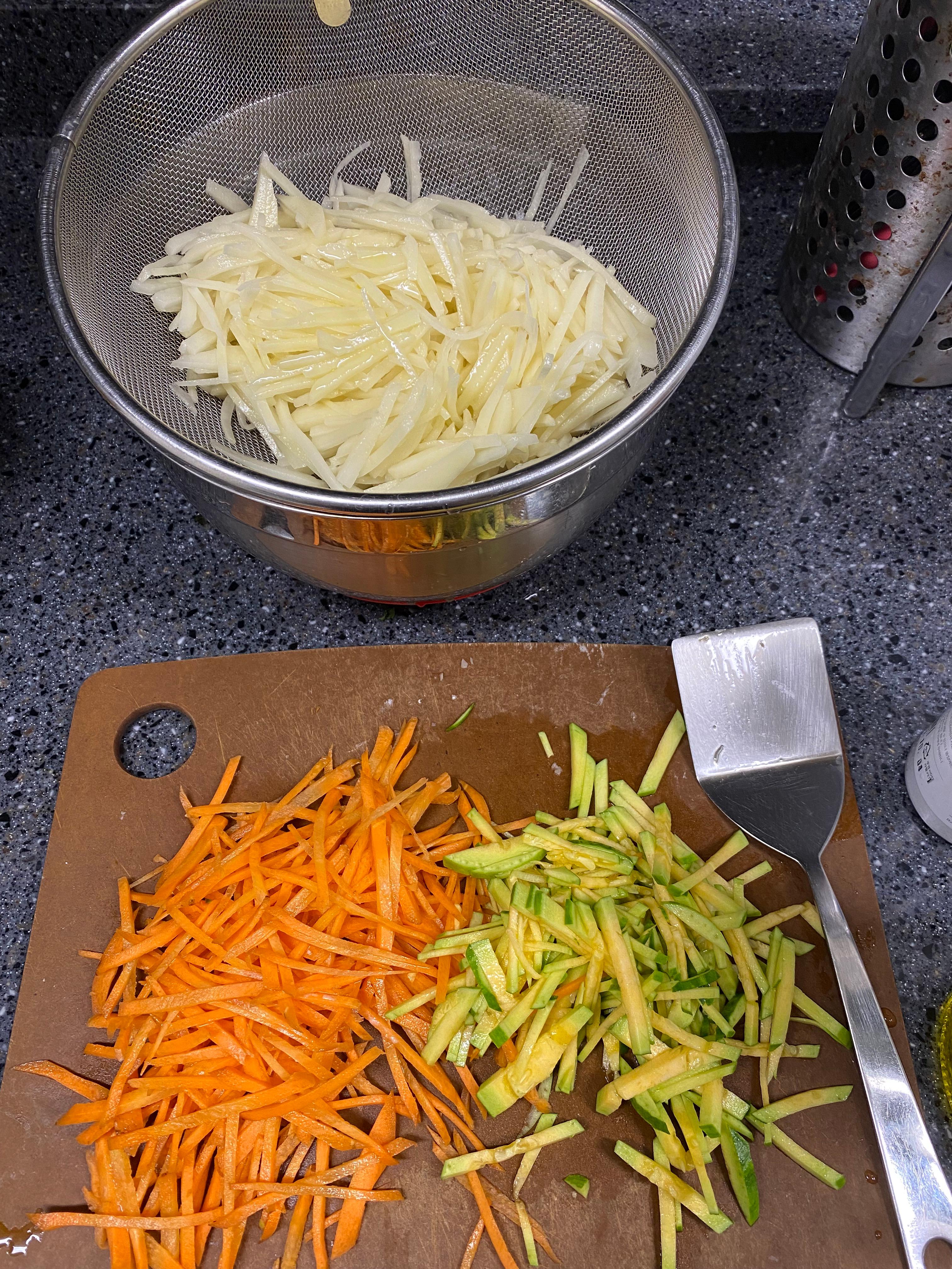 채썬 감자와 당근과 애호박