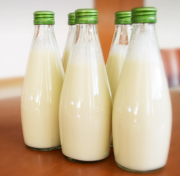 우유가 채워진 유리병