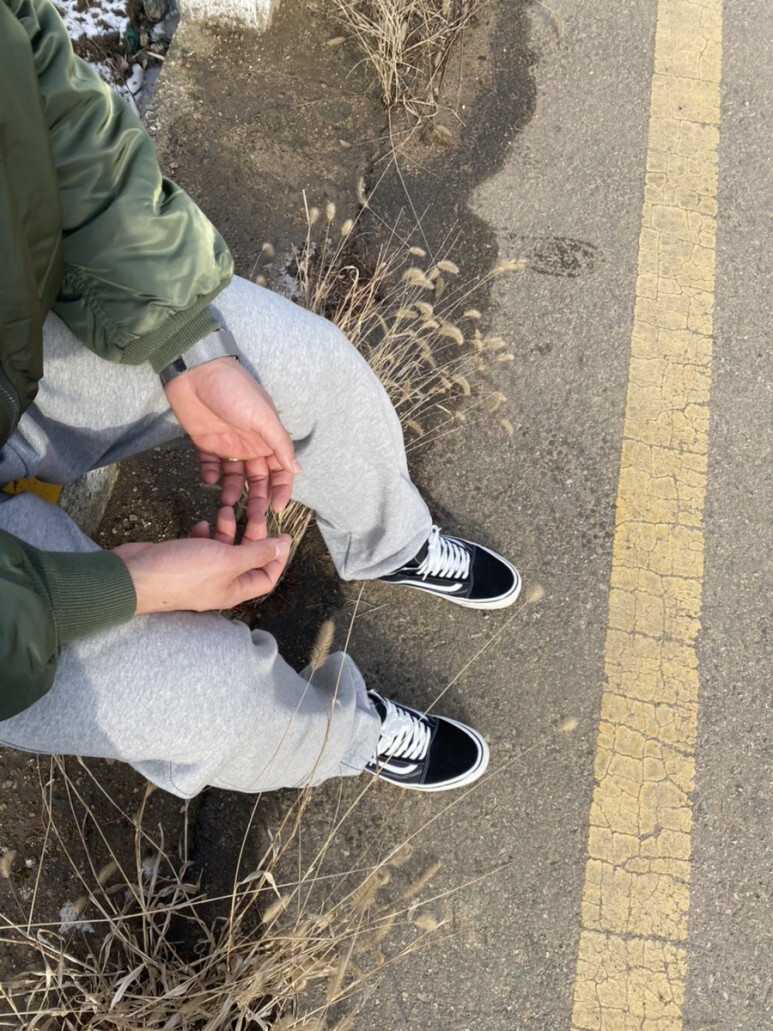 데일리 룩(오뭘입)_알파인더스트리 B-15 항공자켓 카키, 제멋 조거 팬츠 그레이, 반스 올드스쿨, 남자코디 ,남자패션, 데일리룩, 데일리패션, 데일리코디, ootd