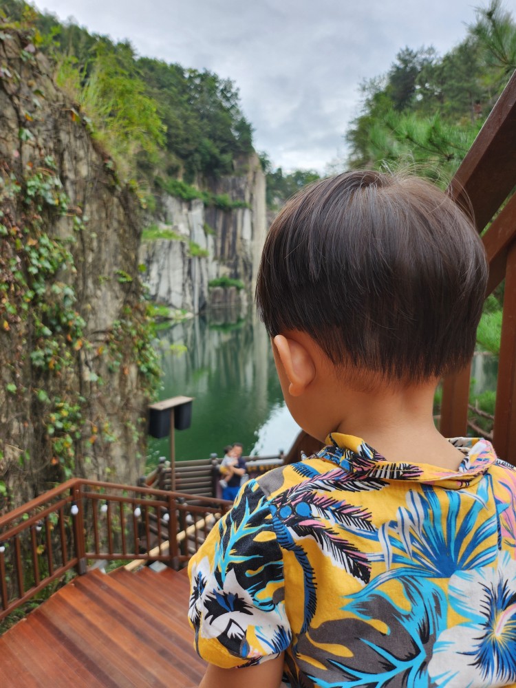 호수를 바라보는 아이