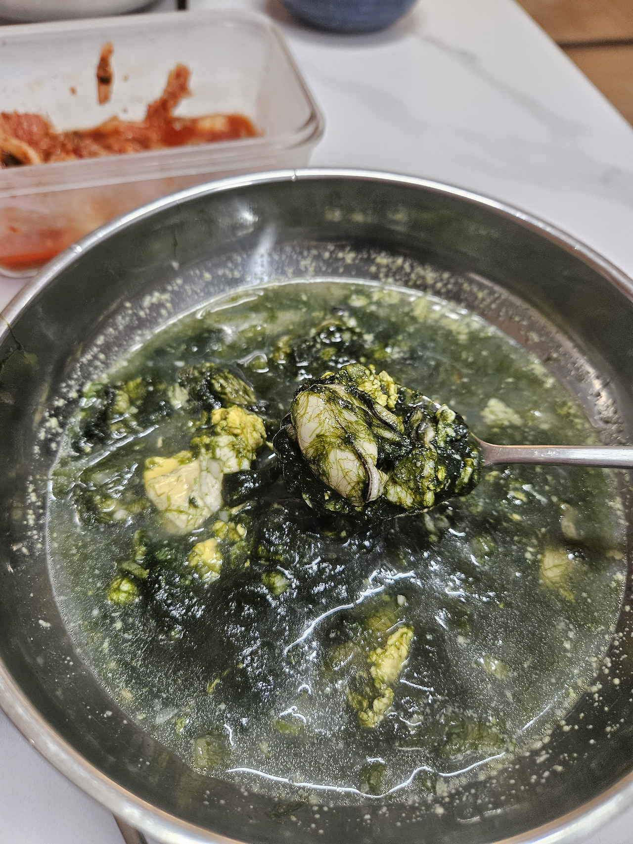 뚝배기에 보글보글 끓여낸 정갈한 매생이 굴국밥 완성 사진