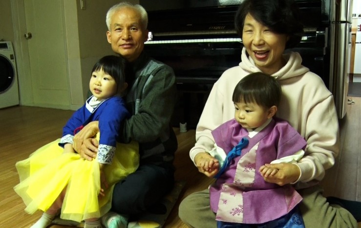한복입은-손주와-할아버지-외할머니