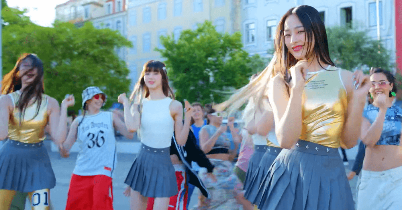 뉴진스 뮤비의 한 장면