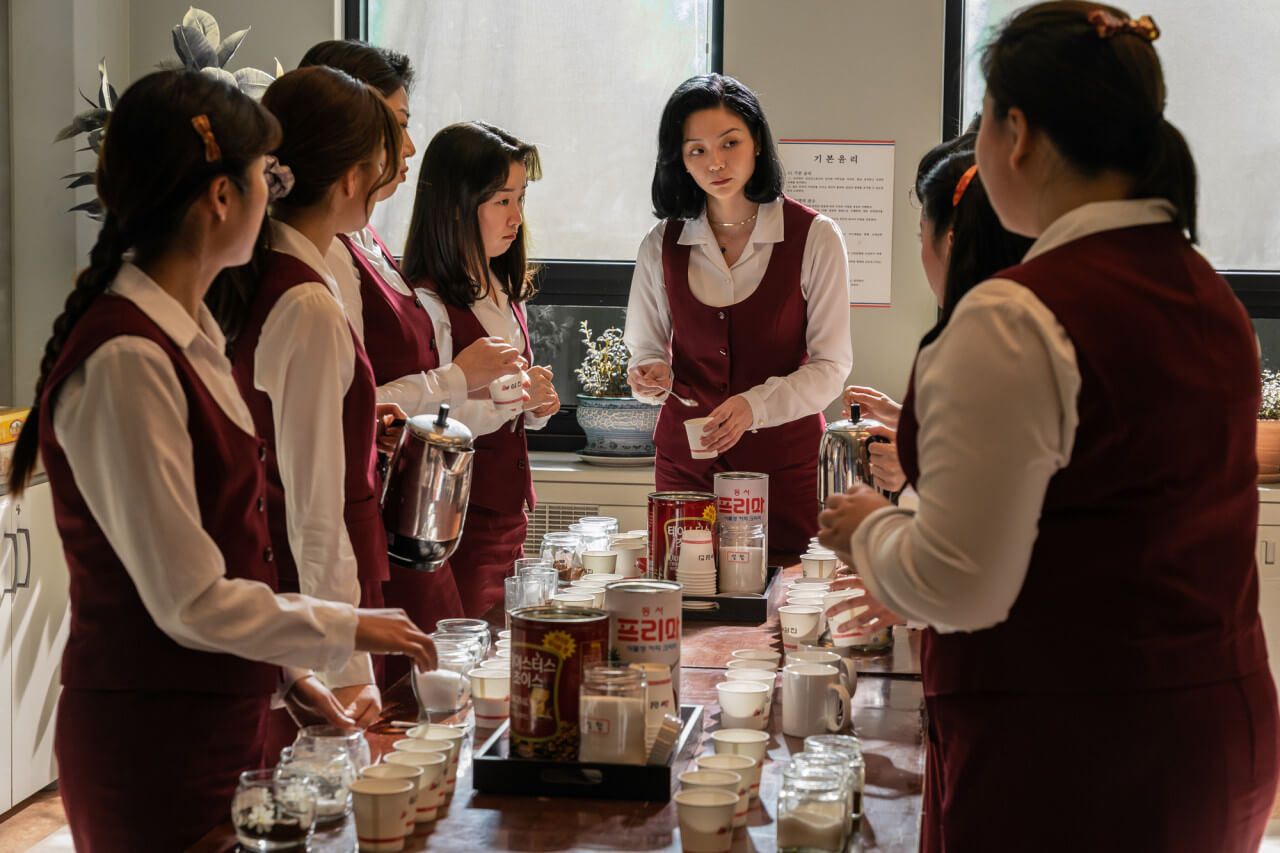 커피를 타고 있는 삼진그룹 여직원들
