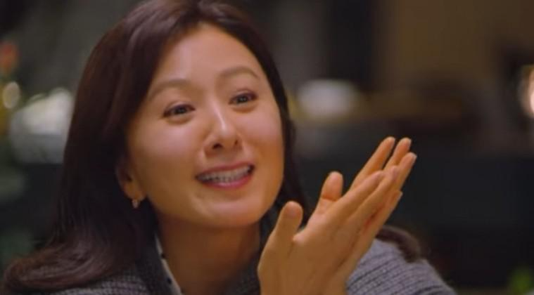 김희애님이 이야기 하는 모습